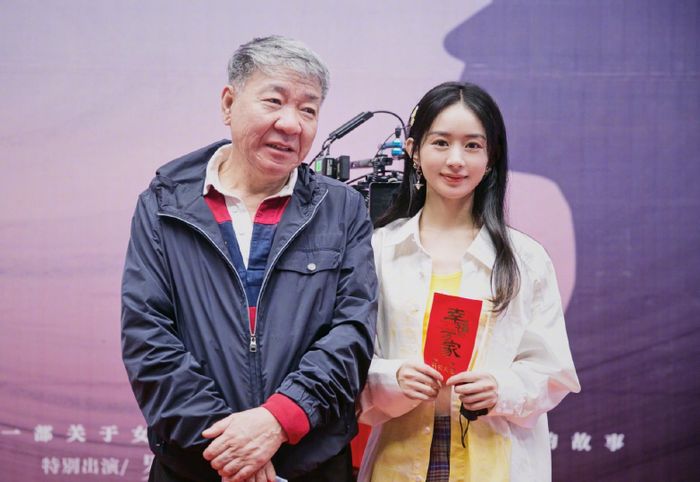 Đạo diễn Trịnh Hiểu Long và Triệu Lệ Dĩnh xuất hiện tại buổi lễ khai máy phim Hạnh Phúc đến Vạn gia.