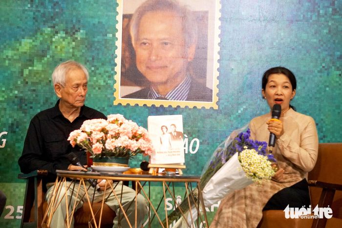 Tác giả Vĩnh Đào (bên trái) và Nguyễn Thị Thanh Thúy trong buổi ra mắt sách tại Hà Nội - Ảnh: T.ĐIỂU