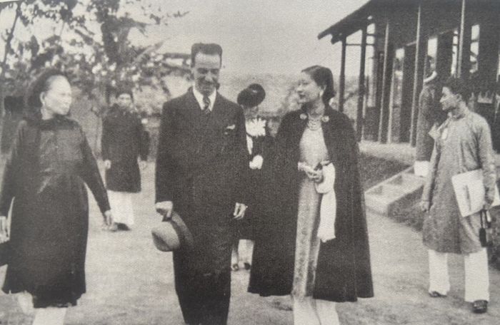 Hoàng hậu Nam Phương thăm trường làng Phúc Xá, một ngôi làng nghèo ven sông Hồng, tháng 1-1938 - Nguồn: Khánh Ký Hà Nội