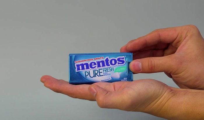 Hộp kẹo ngậm Mentos Pure Fresh hương bạc hà và trà xanh dung tích 35g