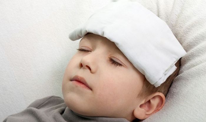 Tránh lau quá lạnh hoặc quá nóng cho bé