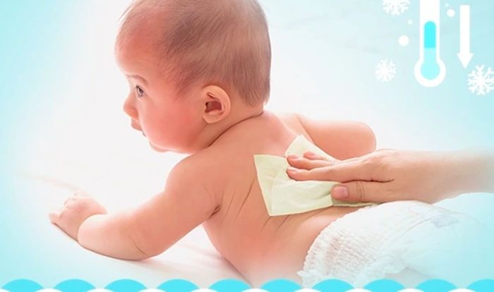 Hãy kiểm tra kỹ lưỡng thành phần khi mua khăn hạ sốt cho bé