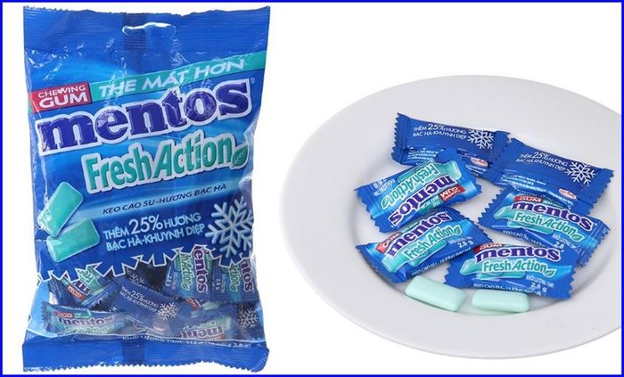 Kẹo singum Mentos Fresh Action hương bạc hà và khuynh diệp đóng gói 112g