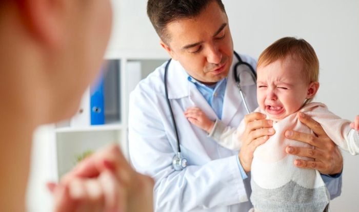Nên tham khảo ý kiến của bác sĩ khi mua khăn hạ sốt cho bé