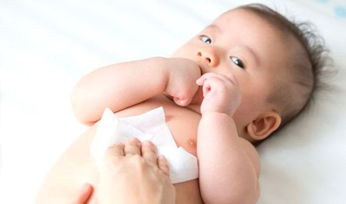 Khăn hạ sốt giúp bé cảm thấy dễ chịu hơn trong thời tiết nắng nóng oi bức