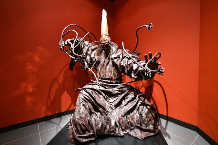 Ý nghĩa của sợi dây thừng trên tượng Lệnh Hồ Xung, Kiều Phong