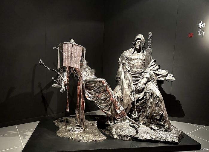 Ý nghĩa của sợi dây thừng trên tượng Lệnh Hồ Xung, Kiều Phong