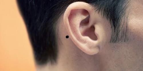 Nốt ruồi sau tai ở đàn ông