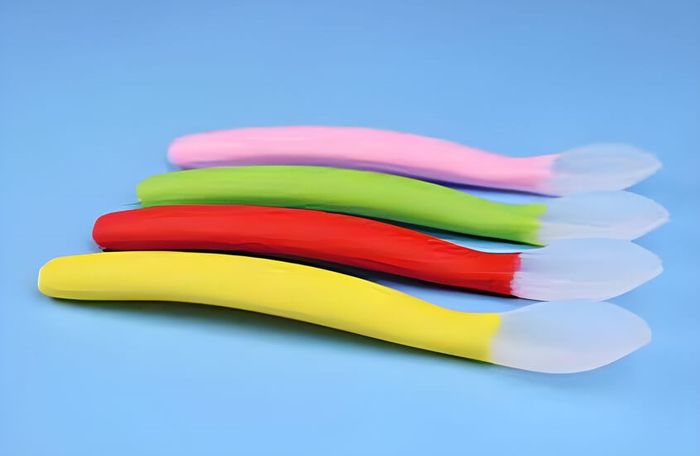 Muỗng ăn dặm có cán dài và nhiều màu sắc bắt mắt