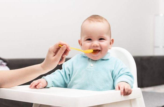 Thời điểm thích hợp để cho bé ăn dặm