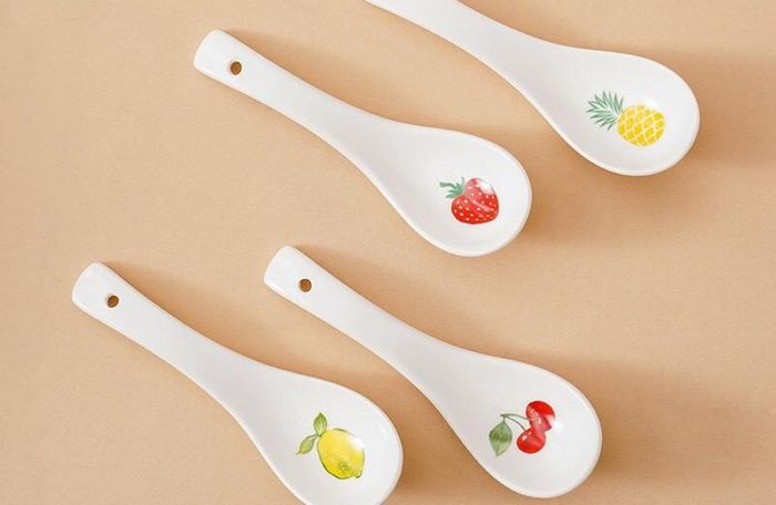 Muỗng có cán ngắn giúp bé dễ dàng cầm nắm