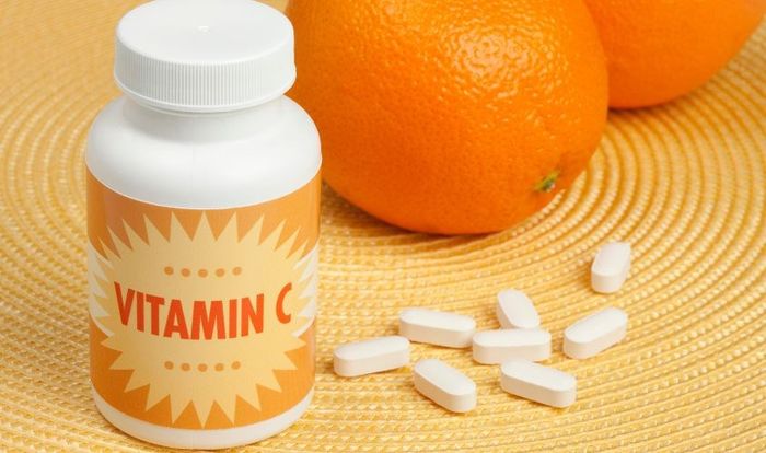 Sử dụng quá nhiều vitamin C có thể gây buồn nôn.