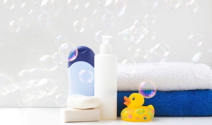 Cẩn thận khi dùng sữa tắm cho bé