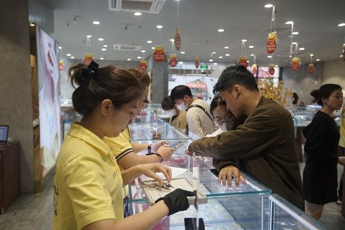 Khách hàng đang thực hiện giao dịch vàng tại một cửa hàng của PNJ trên đường Cầu Giấy, Hà Nội. Ảnh: Khánh Huy.