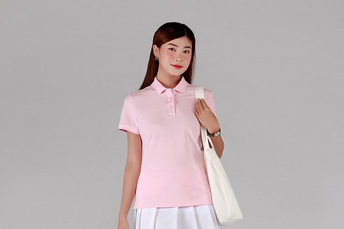 Áo polo dáng suông sẽ giúp che các khuyết điểm trên cơ thể