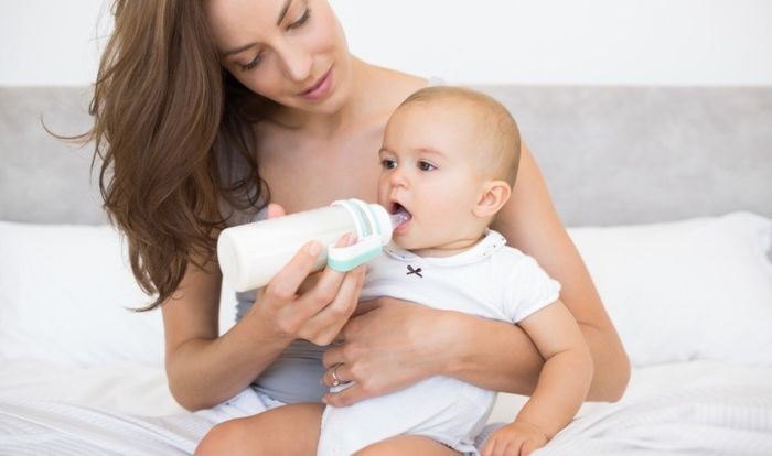 Sữa mẹ là một trong những nguồn cung cấp giàu kẽm và lysine cho trẻ.