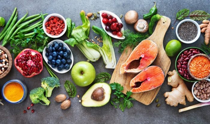 Các loại thực phẩm từ cả nguồn động vật và thực vật đều chứa nhiều dưỡng chất quan trọng cho sự phát triển của trẻ.