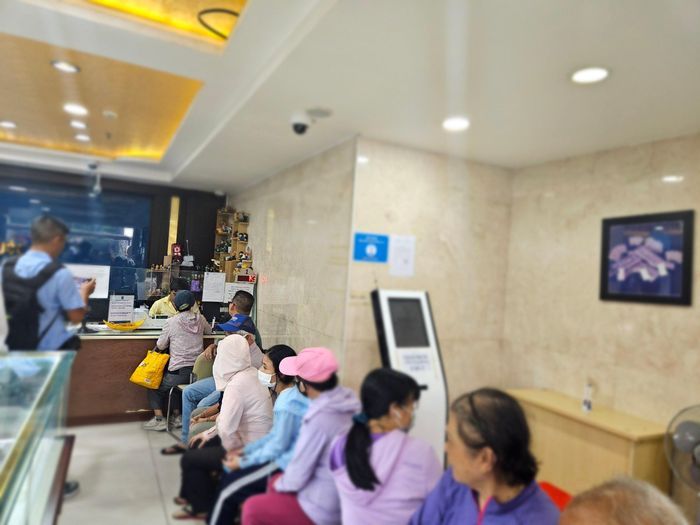 Khách hàng đợi chờ tại công ty SJC lúc 14 giờ 30