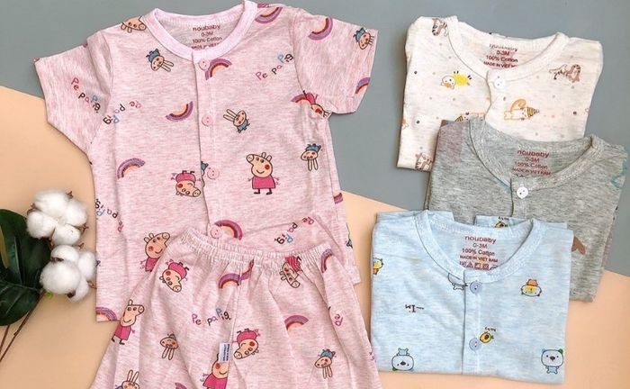 Những bộ đồ làm từ vải cotton luôn được các bậc phụ huynh ưa chuộng cho trẻ sơ sinh