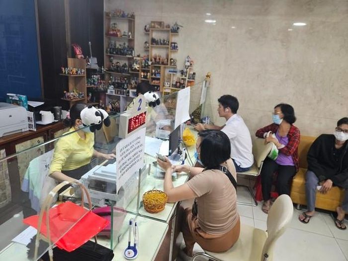 Khách hàng mua vàng tại công ty SJC chiều ngày 3 tháng 6. Tại đây, mỗi người dân có thể mua tối đa 2 lượng vàng miếng. Đối với vàng nhẫn, mỗi người dân được mua tối đa 1 chỉ.