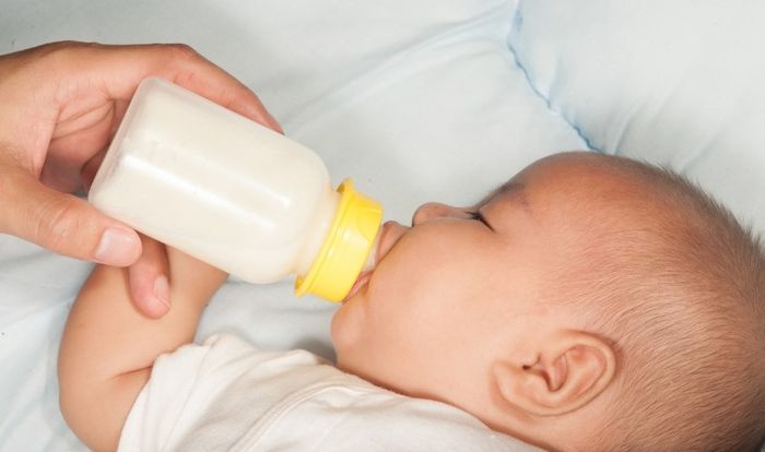 Uống quá nhiều sữa có thể gây mất cân bằng dinh dưỡng cho trẻ.