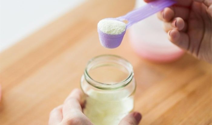 Đo 2 muỗng bột gạt (9,2g) kèm với 60ml nước để tạo ra 70ml sữa