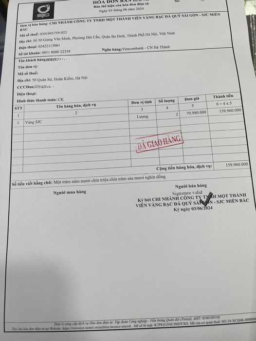 Tất cả các khách hàng mua vàng tại cửa hàng SJC 27B Phan Đình Phùng đều được cung cấp hóa đơn đầy đủ theo quy định của cơ quan thuế. Ảnh: Phan Linh
