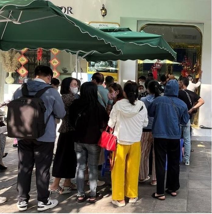 Người dân đang xếp hàng tại Viettinbank 81 Phố Huế. Ảnh được chụp bởi Huỳnh Dũng