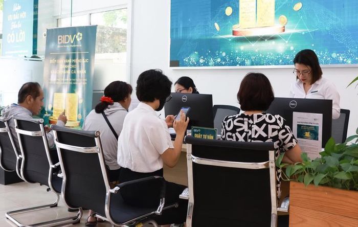 Người dân đang thực hiện thủ tục mua vàng tại chi nhánh BIDV, Hà Thành, Hà Nội.
