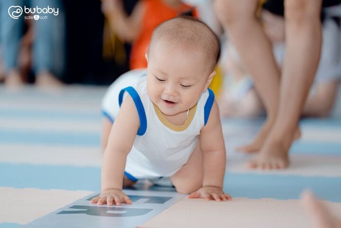 Khu vực thi đấu được trải thảm xốp để đảm bảo an toàn cho các bé vận động tự do.