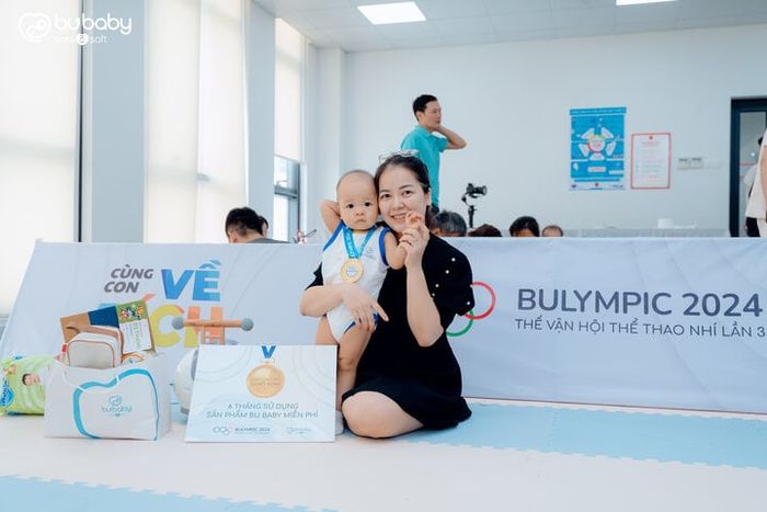 Các tấm huy chương đầu tiên vinh danh sự nỗ lực của các vận động viên nhí và gia đình.