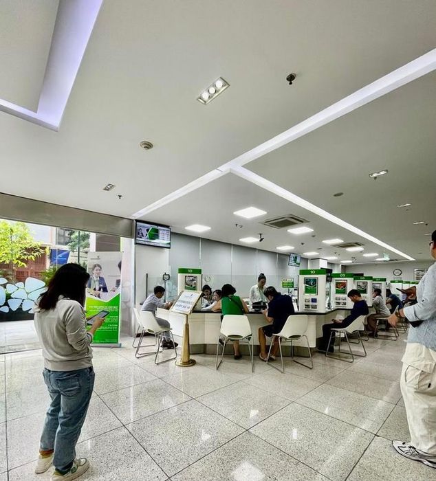 Chi nhánh Vietcombank Hà Nội đã dành riêng quầy số 10 để phục vụ khách hàng mua vàng, nhưng nhân viên ngân hàng lại thao tác vụng về, khiến cho khách hàng phải chờ đợi nhiều tiếng đồng hồ. Ảnh: Ánh Tuyết