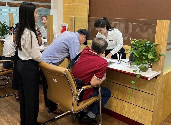 Người dân mua vàng tại Agribank số 2 Láng Hạ. Ảnh do Huỳnh Dũng chụp