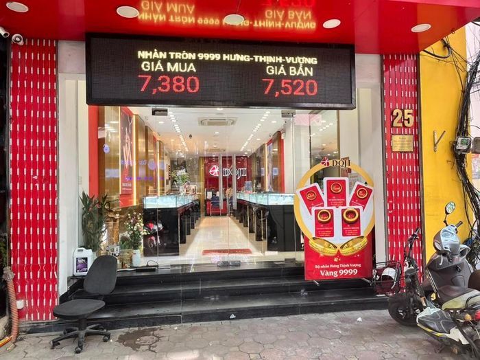 Lúc 15h15, cửa hàng DOJI trên phố Phan Đình Phùng không có khách hàng. Ảnh: Phan Linh