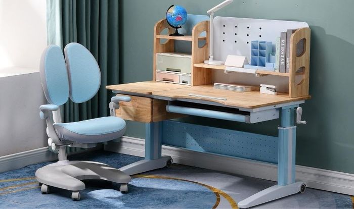 Để tận dụng hiệu quả nhất, ba mẹ cần mua bộ bàn ghế chống gù lưng cho bé.