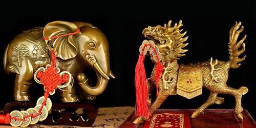 Sắp xếp các vật phẩm phong thủy liền nhau để kích hoạt nguồn năng lượng tích cực.