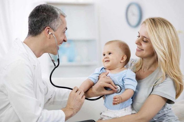 Đưa bé đi kiểm tra định kỳ để kiểm tra khả năng hấp thụ đạm của bé