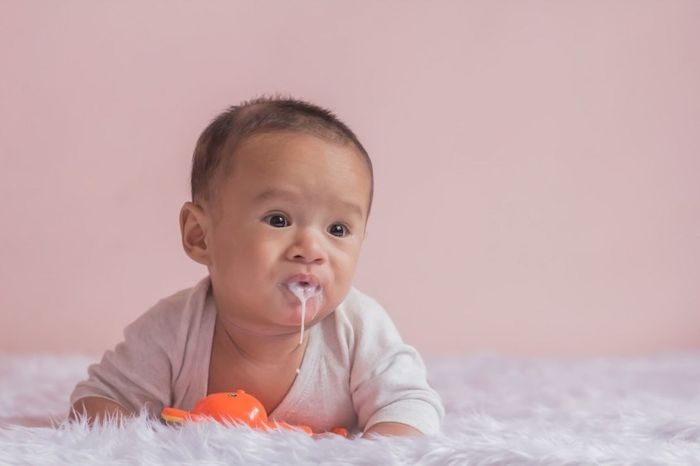 Trẻ bị dị ứng với sữa bò thường gặp phải tình trạng nôn trớ ngay sau khi uống sữa bò