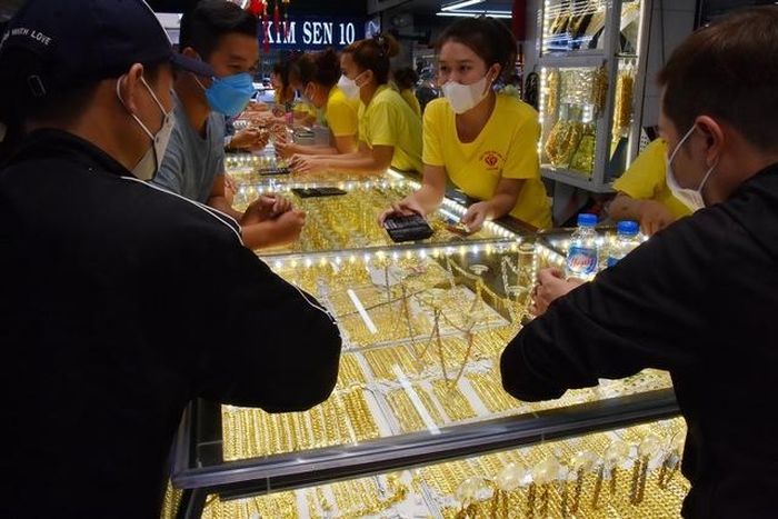 Giá vàng hôm nay trên thị trường thế giới tăng mạnh, với mỗi ounce tăng hàng chục USD