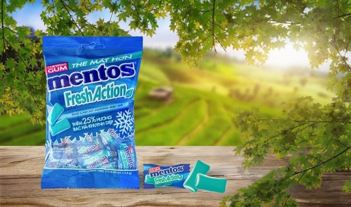 Kẹo singum Mentos Fresh Action với hương bạc hà và khuynh diệp, gói 112g (phù hợp từ 3 tuổi trở lên)