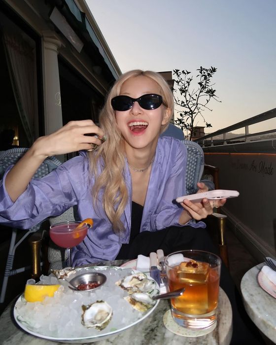 Rosé chia sẻ về những khoảnh khắc tháng 5 trong bài đăng vào ngày 1/6. Trang phục kín đáo, rộng rãi giúp Rosé che đi vóc dáng mảnh mai. Ảnh: IG.