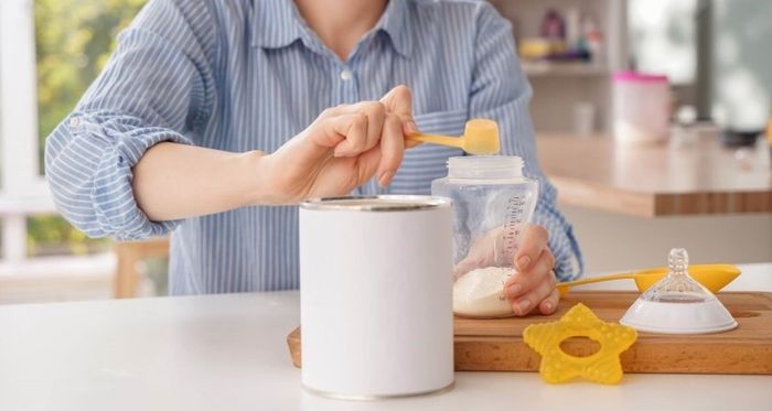 Khuấy đều sữa và nước ấm