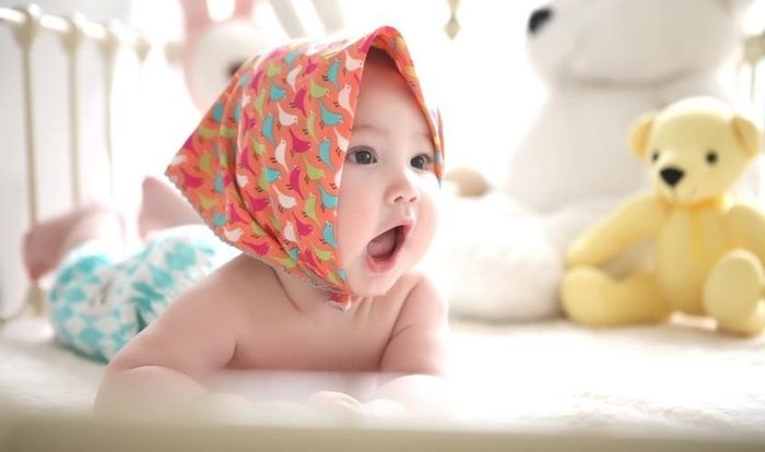 Bỉm Kitin Natural có form vừa vặn, ôm trọn mông, giúp bé thoải mái lăn lật