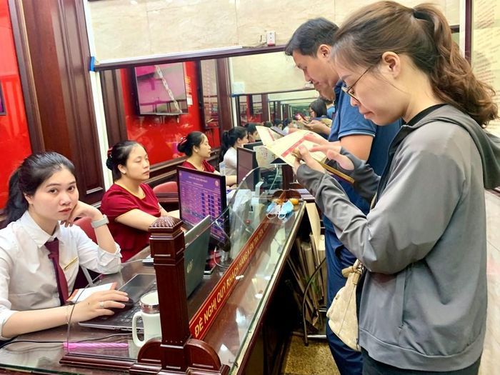 Hình ảnh minh họa về giao dịch mua bán vàng. Ảnh: Hằng Trần