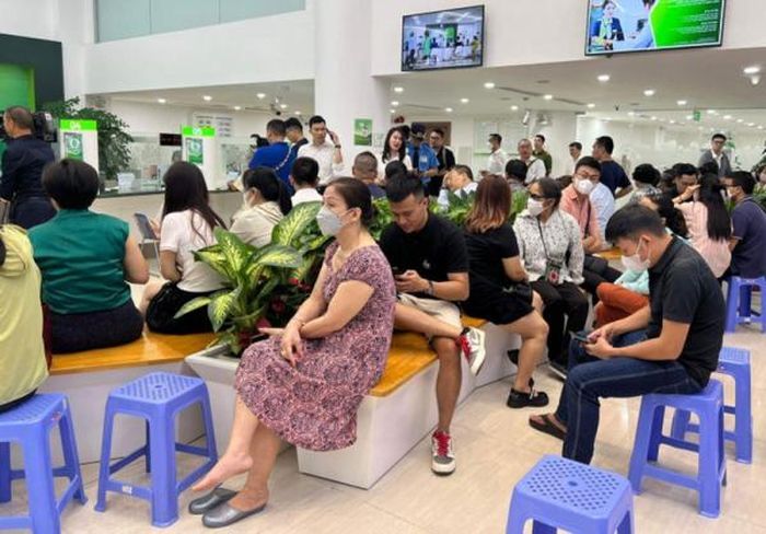 Người dân đổ xô đi mua vàng từ các ngân hàng.