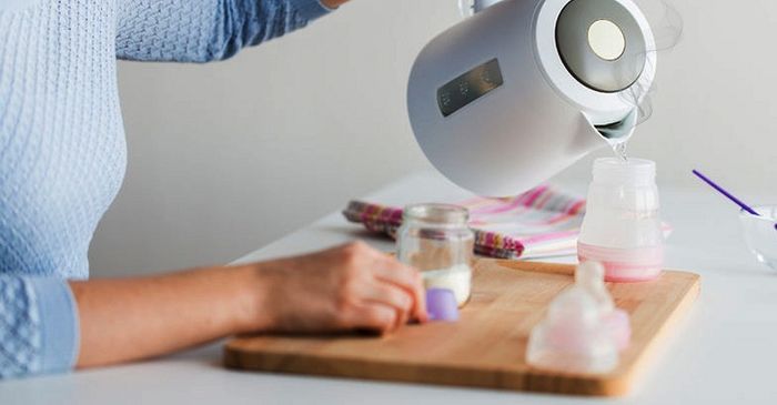 Đun sôi nước và đợi cho nguội ở nhiệt độ 37 - 40 độ C