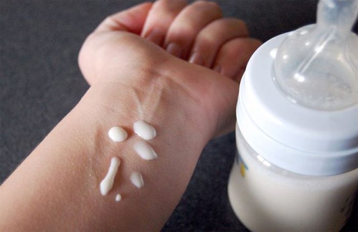 Kiểm tra nhiệt độ của sữa trước khi cho trẻ sử dụng