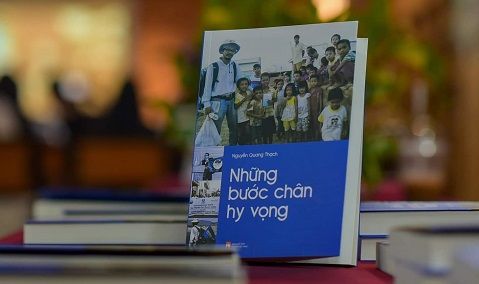 Những bước chân này không chỉ là con đường, mà còn là những hành trình khám phá, như sóng biển không ngừng vỗ.
