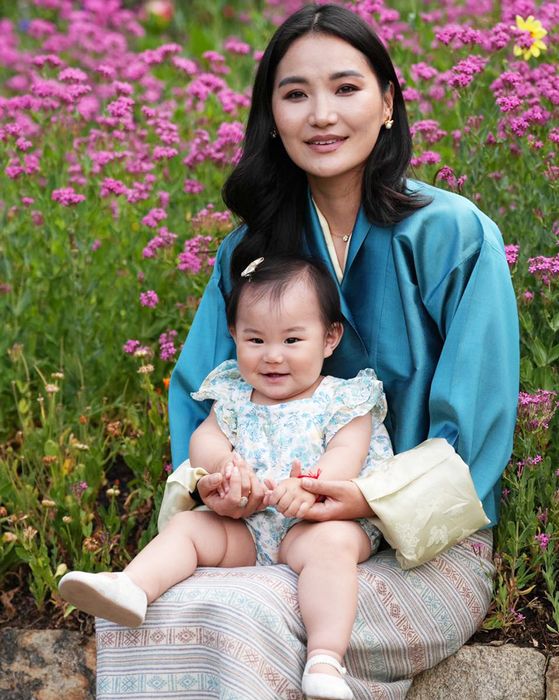 Hoàng hậu Bhutan vui mừng kỷ niệm sinh nhật 34 bên con gái.