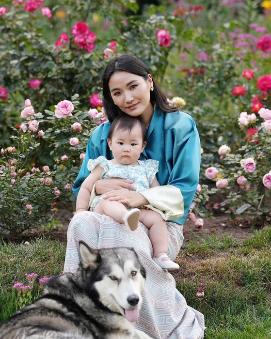 Hoàng hậu Bhutan hạnh phúc đón sinh nhật 34 tuổi bên con gái.